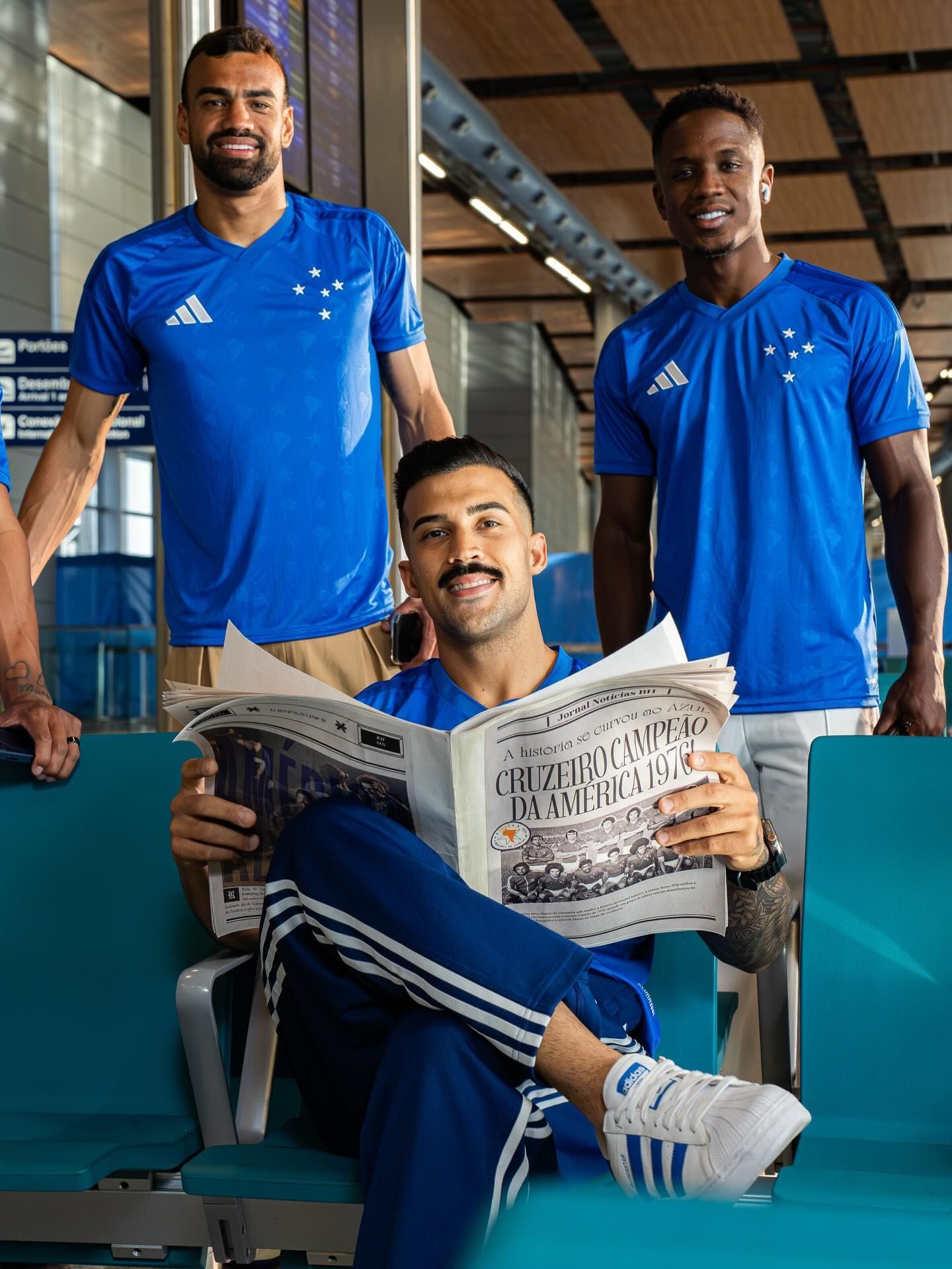 Cruzeiro homenageia conquista histórica e lança uniforme titular de 2026; veja fotos