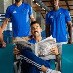 Cruzeiro homenageia conquista histórica e lança uniforme titular de 2026; veja fotos