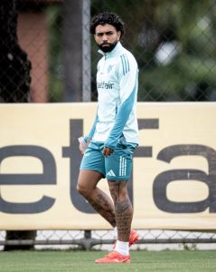 A não ser nos primeiros minutos, quando pressionou mais e chegou ao primeiro gol, o Atlético acabou sendo um time mais desarrumado e sem...