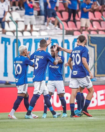 A não ser nos primeiros minutos, quando pressionou mais e chegou ao primeiro gol, o Atlético acabou sendo um time mais desarrumado e sem...