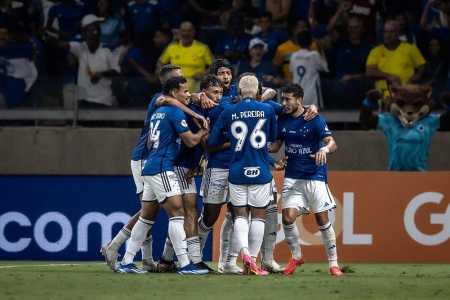 A não ser nos primeiros minutos, quando pressionou mais e chegou ao primeiro gol, o Atlético acabou sendo um time mais desarrumado e sem...