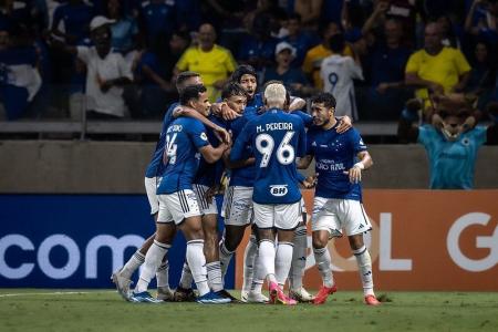 A não ser nos primeiros minutos, quando pressionou mais e chegou ao primeiro gol, o Atlético acabou sendo um time mais desarrumado e sem...