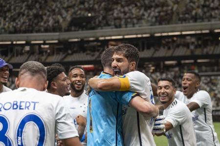 A não ser nos primeiros minutos, quando pressionou mais e chegou ao primeiro gol, o Atlético acabou sendo um time mais desarrumado e sem...