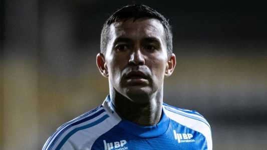 A não ser nos primeiros minutos, quando pressionou mais e chegou ao primeiro gol, o Atlético acabou sendo um time mais desarrumado e sem...