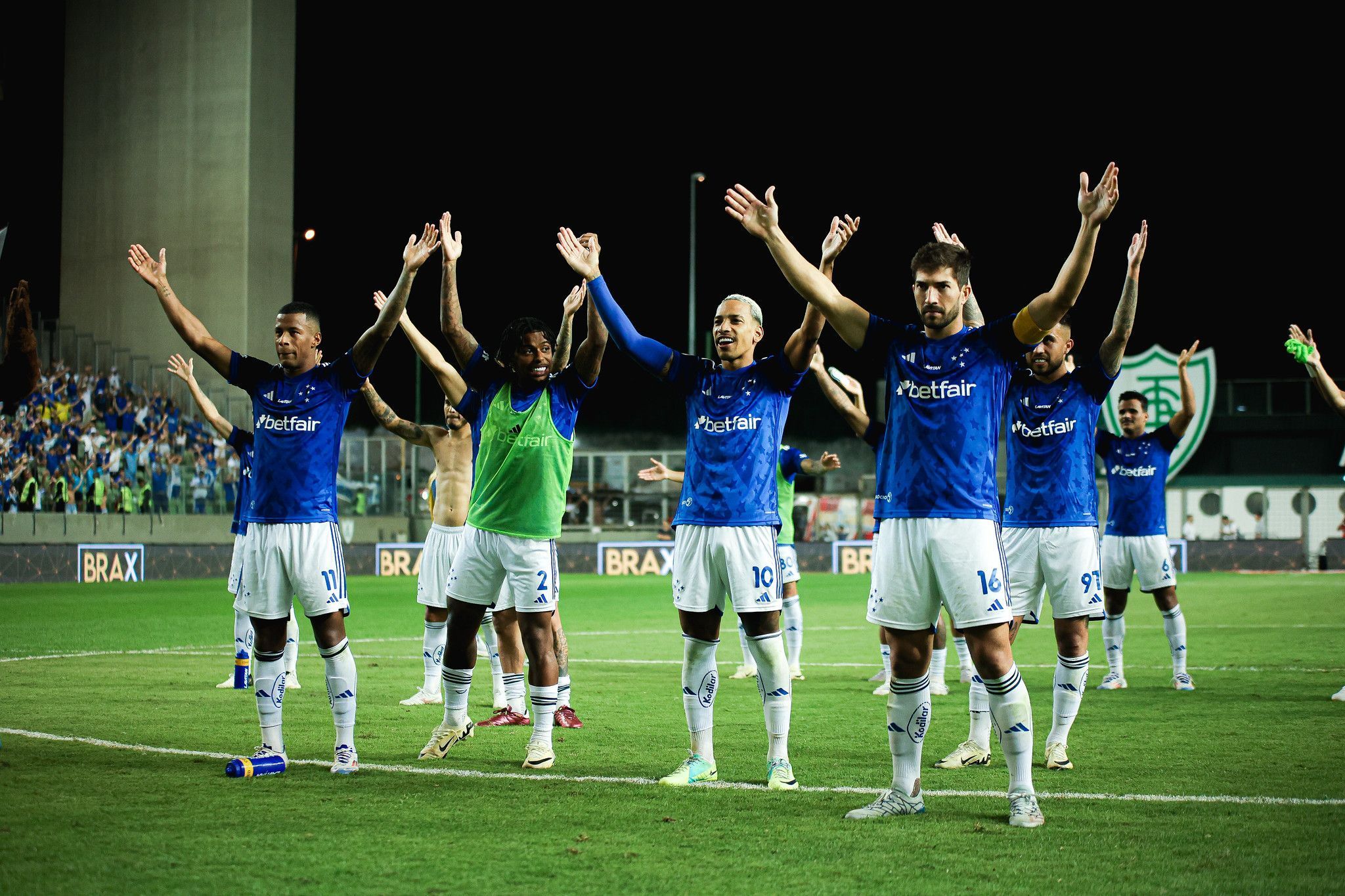 Reforço comenta estreia pelo Cruzeiro e dá nota para atuação contra o Bragantino