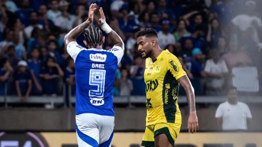 A não ser nos primeiros minutos, quando pressionou mais e chegou ao primeiro gol, o Atlético acabou sendo um time mais desarrumado e sem...