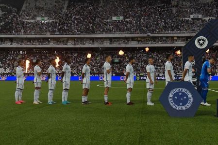 A não ser nos primeiros minutos, quando pressionou mais e chegou ao primeiro gol, o Atlético acabou sendo um time mais desarrumado e sem...