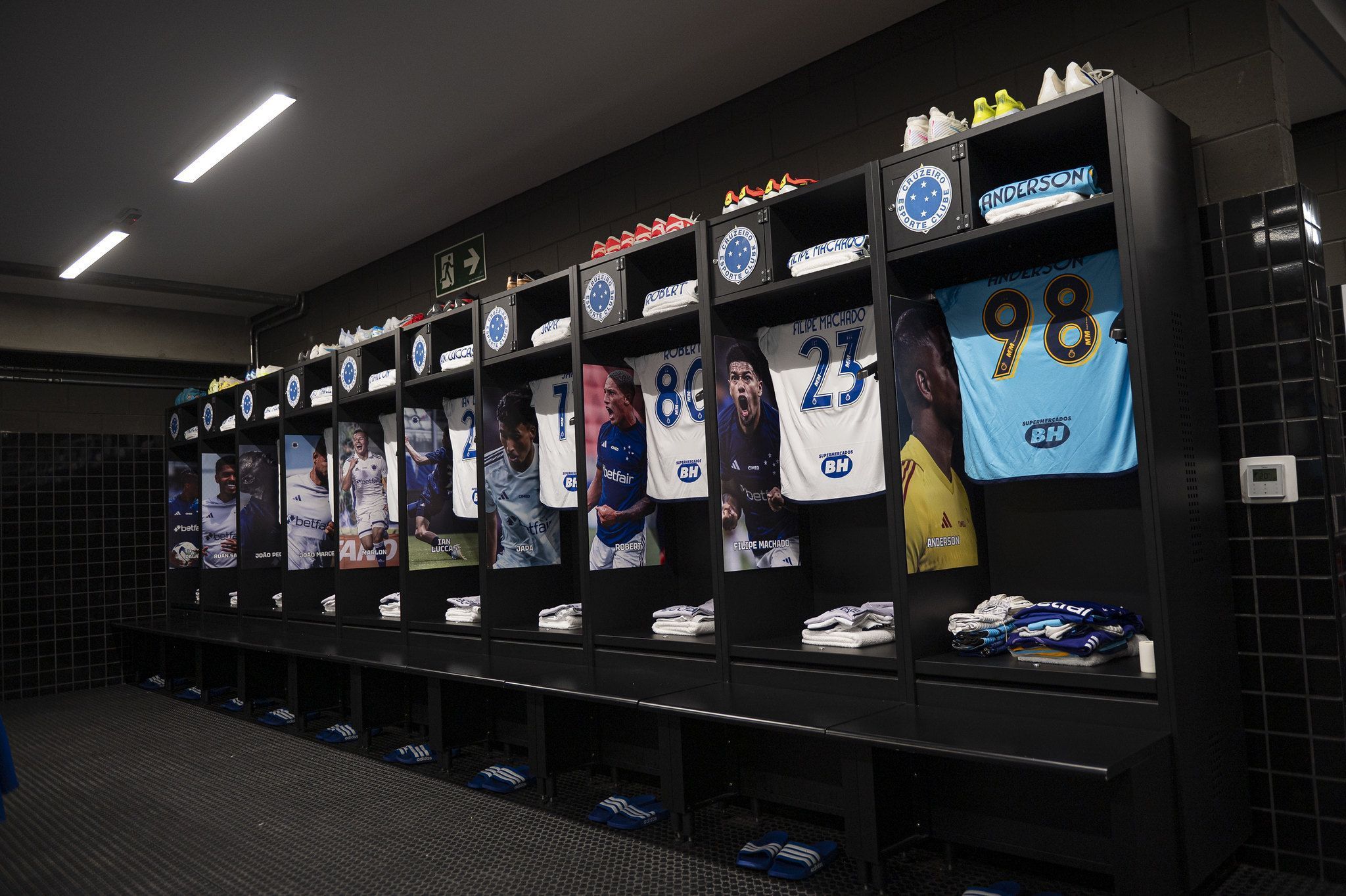 Cruzeiro ‘esconde’ escudos do Atlético e customiza vestiário da Arena MRV