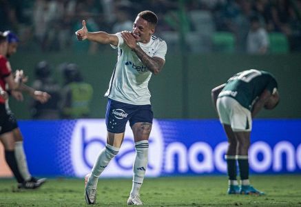 A não ser nos primeiros minutos, quando pressionou mais e chegou ao primeiro gol, o Atlético acabou sendo um time mais desarrumado e sem...