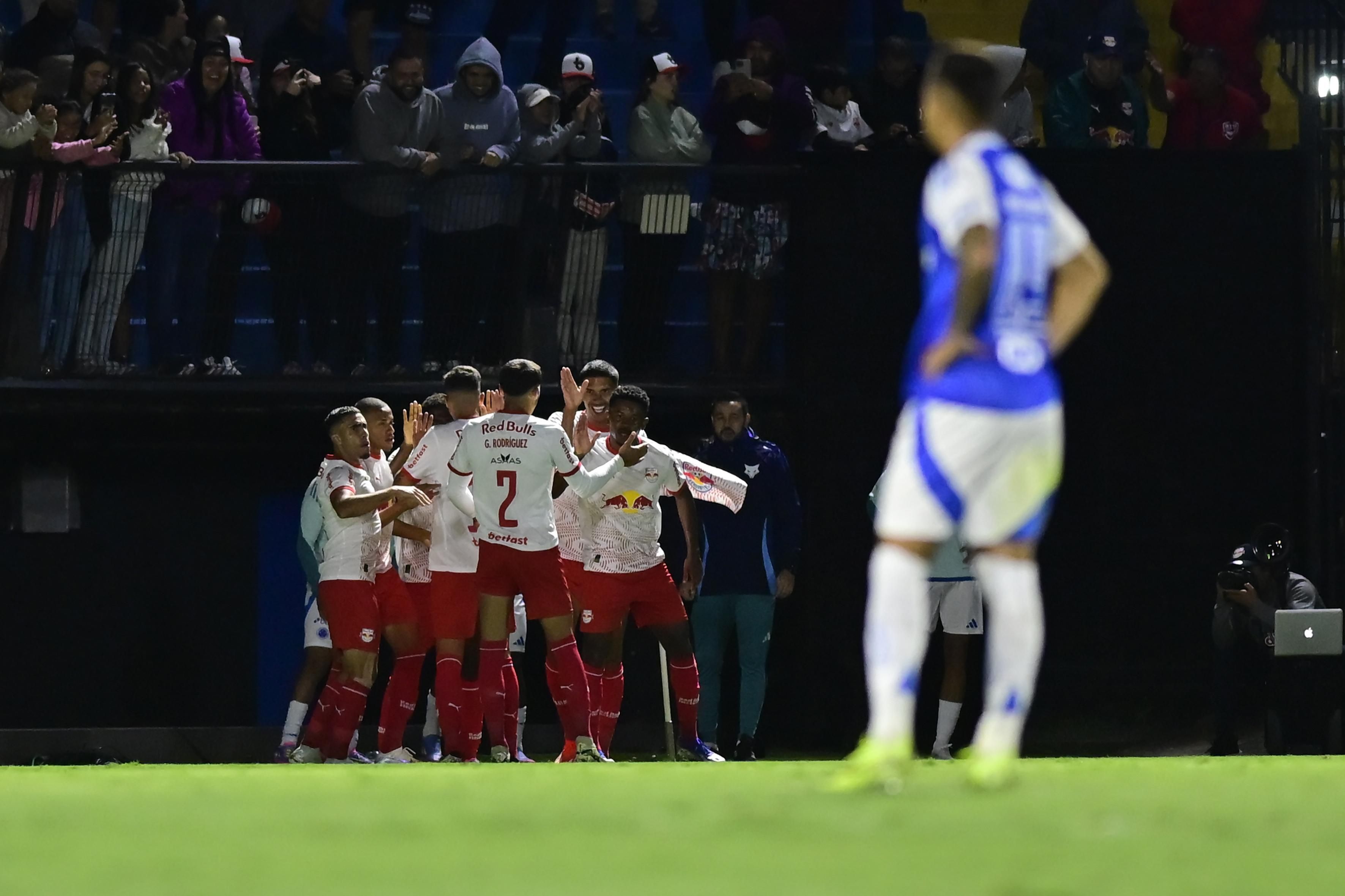 Pouco inspirado, Cruzeiro perde para o Bragantino e sai do G6 do Brasileirão