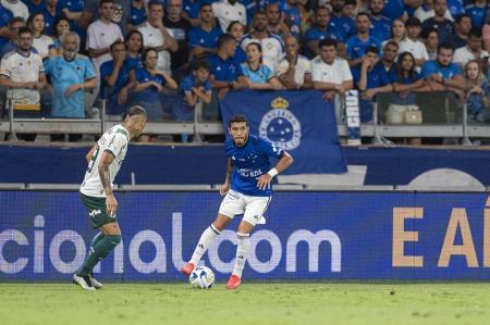A não ser nos primeiros minutos, quando pressionou mais e chegou ao primeiro gol, o Atlético acabou sendo um time mais desarrumado e sem...