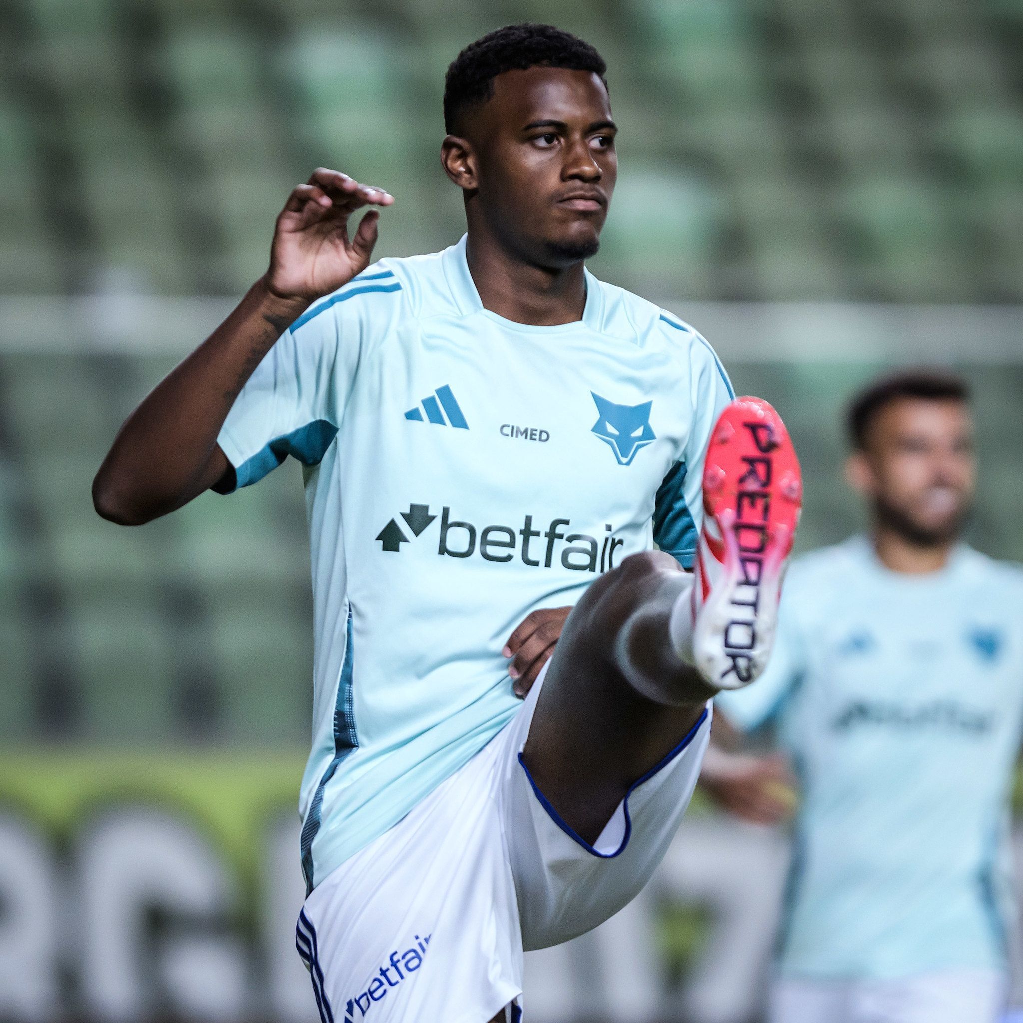 Jovem do Cruzeiro comemora após ser relacionado pela primeira vez no profissional