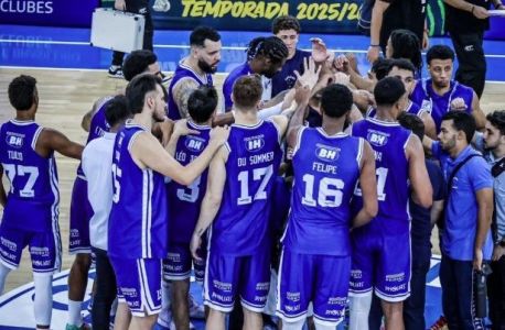 Time do Cruzeiro reunido para jogo do NBB 2025/2026