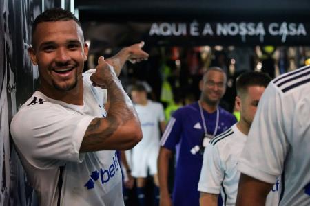 A não ser nos primeiros minutos, quando pressionou mais e chegou ao primeiro gol, o Atlético acabou sendo um time mais desarrumado e sem...