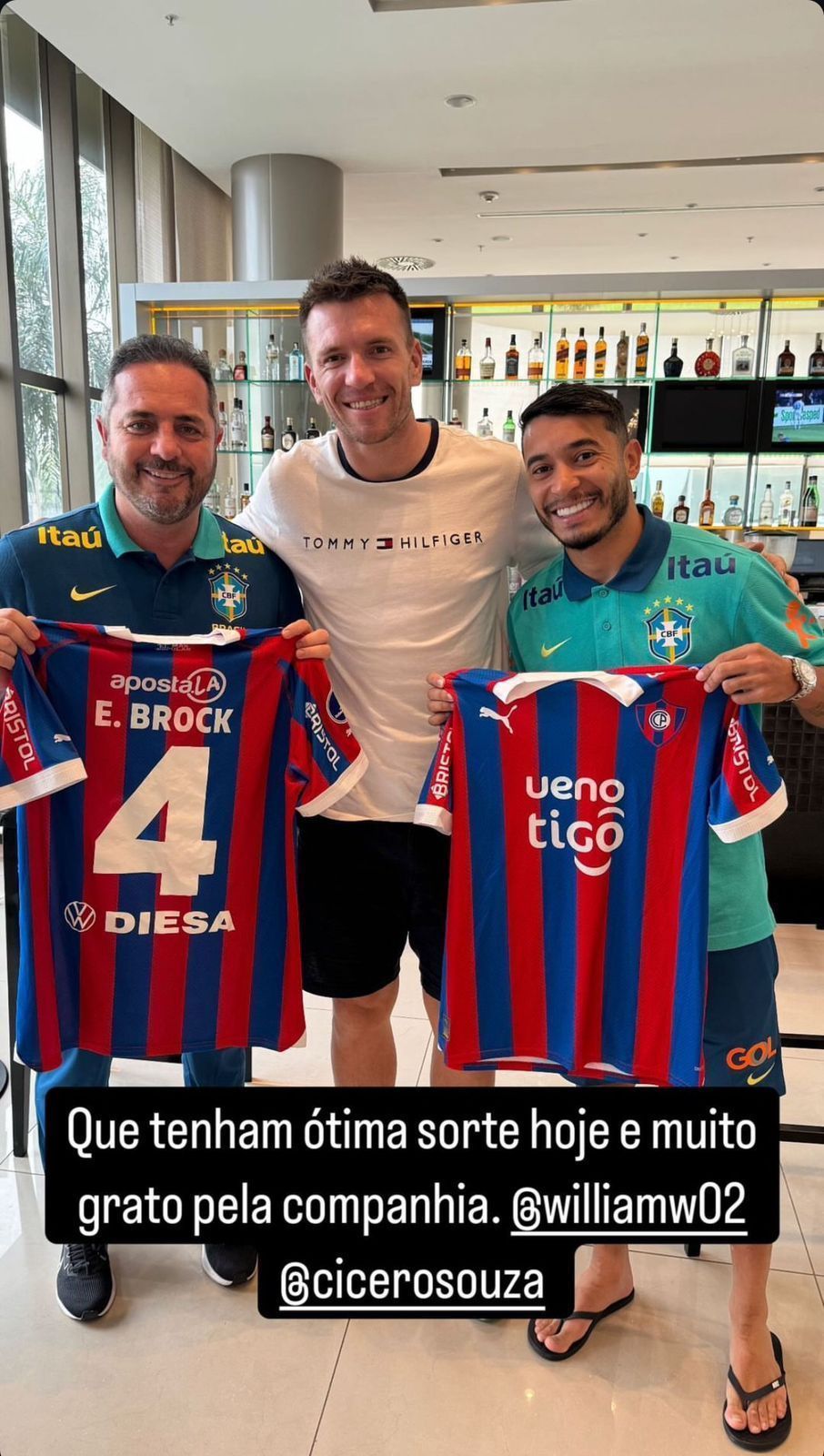 Ex-Cruzeiro visita hotel da Seleção Brasileira no Paraguai e presenteia William
