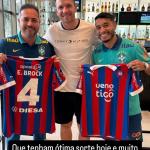 Ex-Cruzeiro visita hotel da Seleção Brasileira no Paraguai e presenteia William