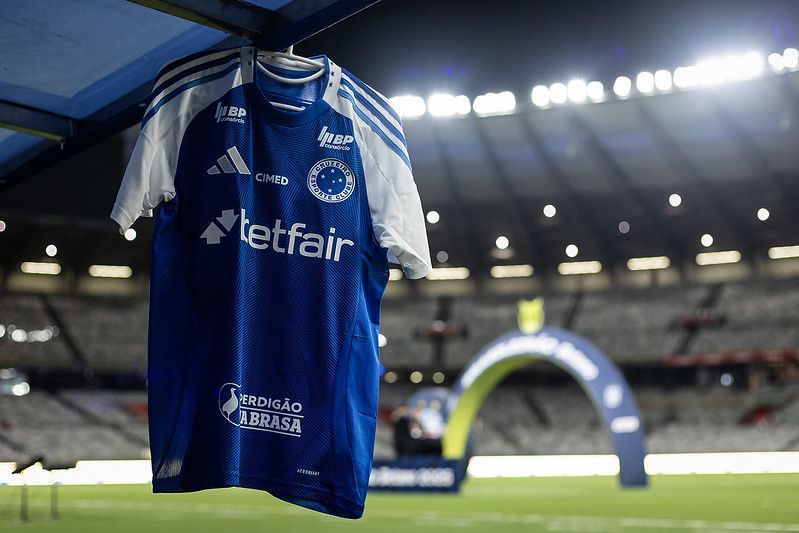 Vazam imagens da nova camisa do Cruzeiro para 2026; veja