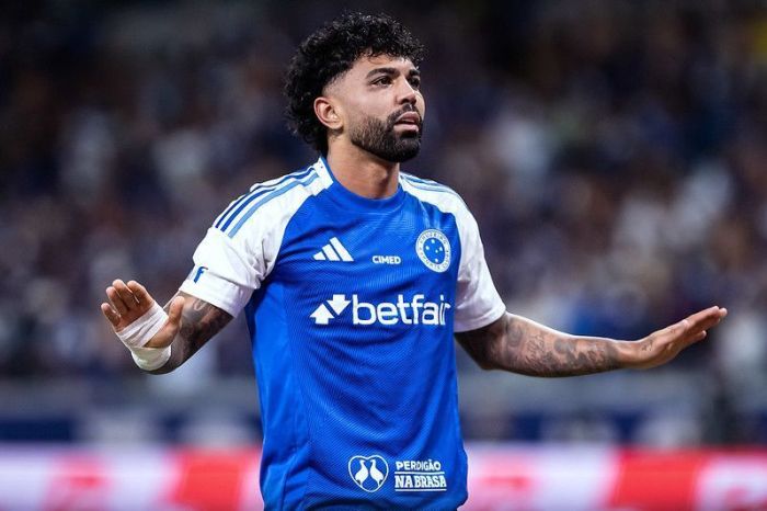 Gabigol comemora gol com a camisa do Cruzeiro