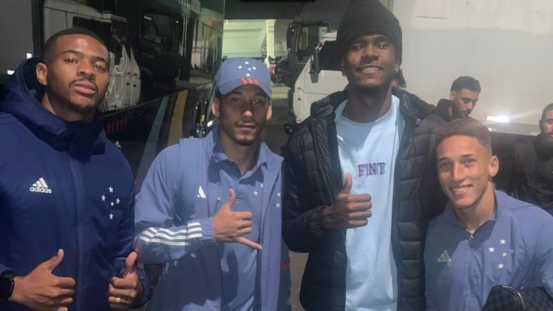 'Ex-cria' do Cruzeiro se encontra com jogadores em Criciúma e manda recado