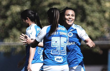 Jogadoras do Cruzeiro comemoram gol na temporada 2025 do futebol feminino