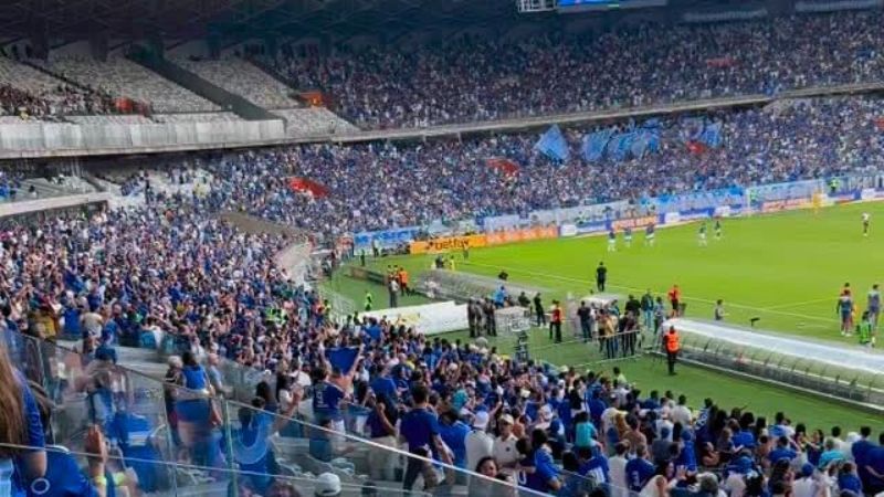 Reforço do Cruzeiro vai ao Mineirão e reage à goleada sobre o Corinthians