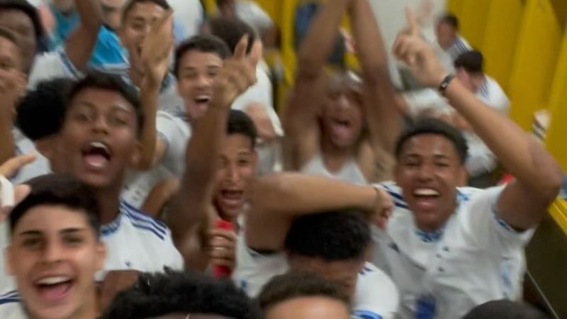 ‘É os crias!’: sub-20 do Cruzeiro faz festa em vestiário após goleada sobre o Atlético