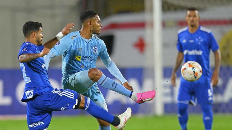 Titular do Cruzeiro se lesiona na Sul-Americana e vira dúvida para final do Mineiro