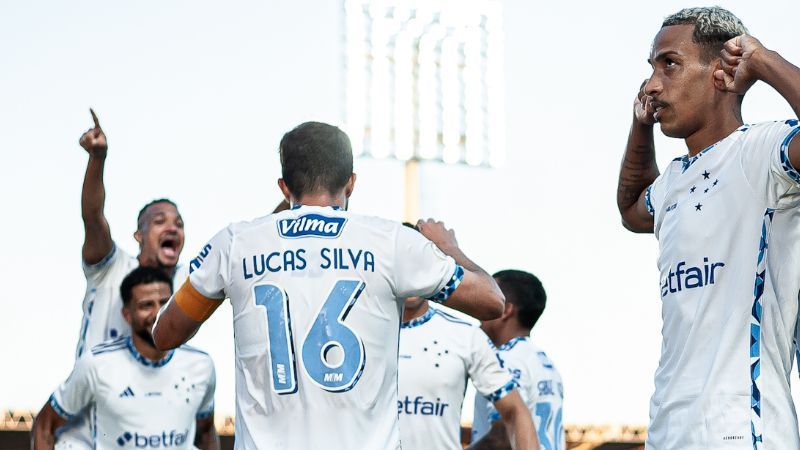Zé Ivaldo comemora gol do Cruzeiro de forma inusitada, e torcedores reagem