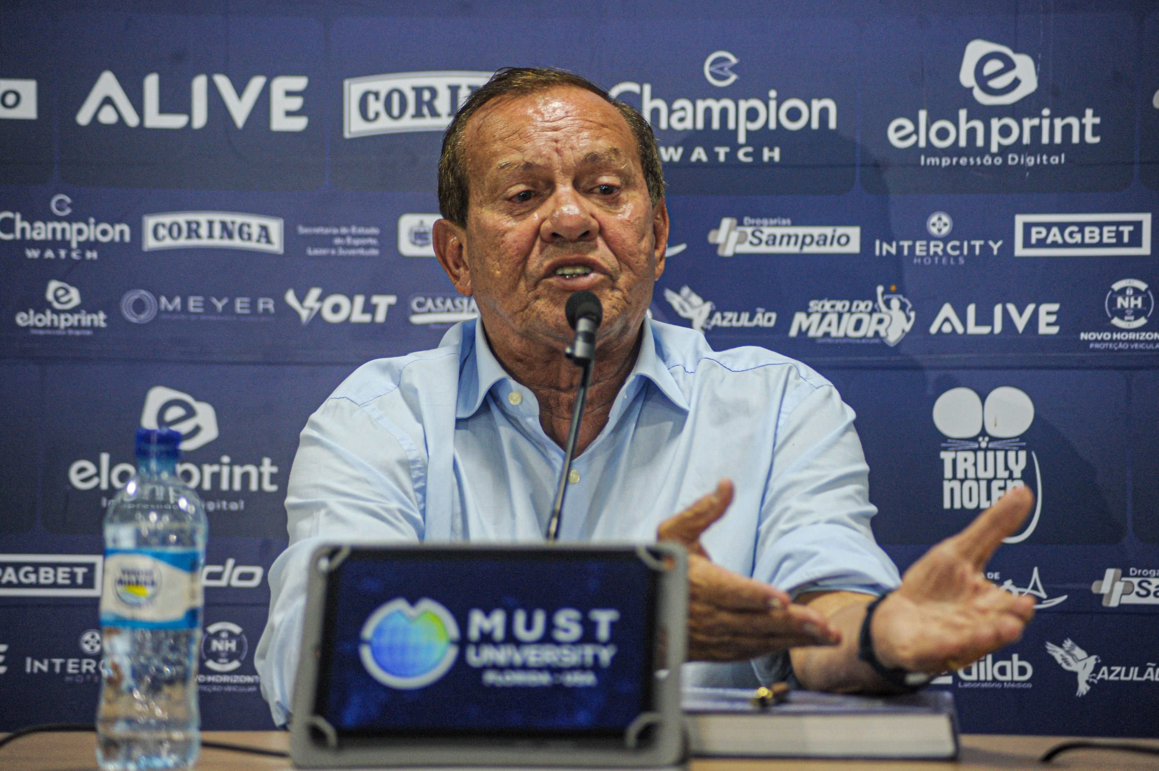 Presidente de clube do Nordeste surpreende e renuncia ao cargo: 'Críticos idiotas'