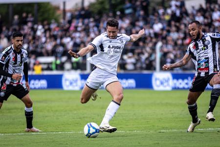 Jean Irmer, do Ceará, tenta finalização em jogo contra o Operário pela Série B