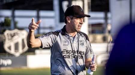Técnico Léo Condé passa orientações durante treino do Ceará
