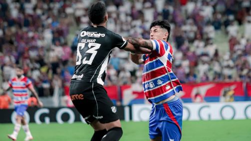 Zagueiro Pedro Gilmar, do Ceará, e atacante Adam Bareiro, do Fortaleza, durante disputa de bola aérea