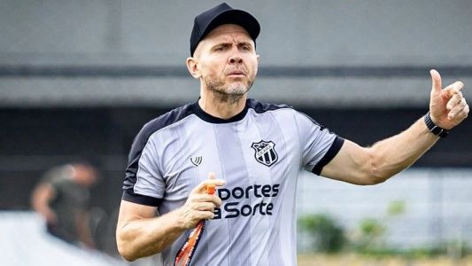 Técnico Mozart durante treino do Ceará