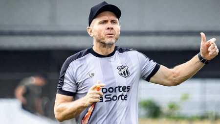 Técnico Mozart durante treino do Ceará