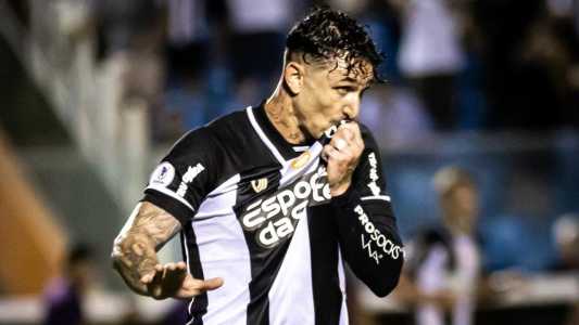 Vina comemora gol marcado contra o Maranguape pelo Campeonato Cearense