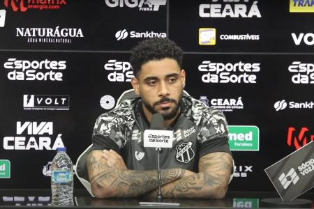 Matheus Bahia, lateral-esquerdo do Ceará, durante entrevista coletiva