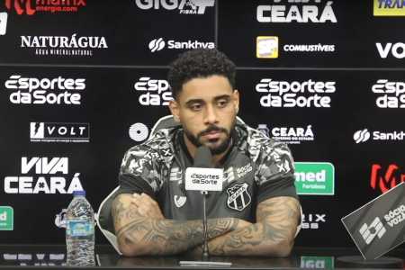Matheus Bahia, lateral-esquerdo do Ceará, durante entrevista coletiva
