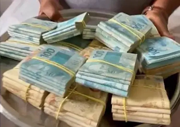 Homem exibe dinheiro de aposta na internet e é sequestrado