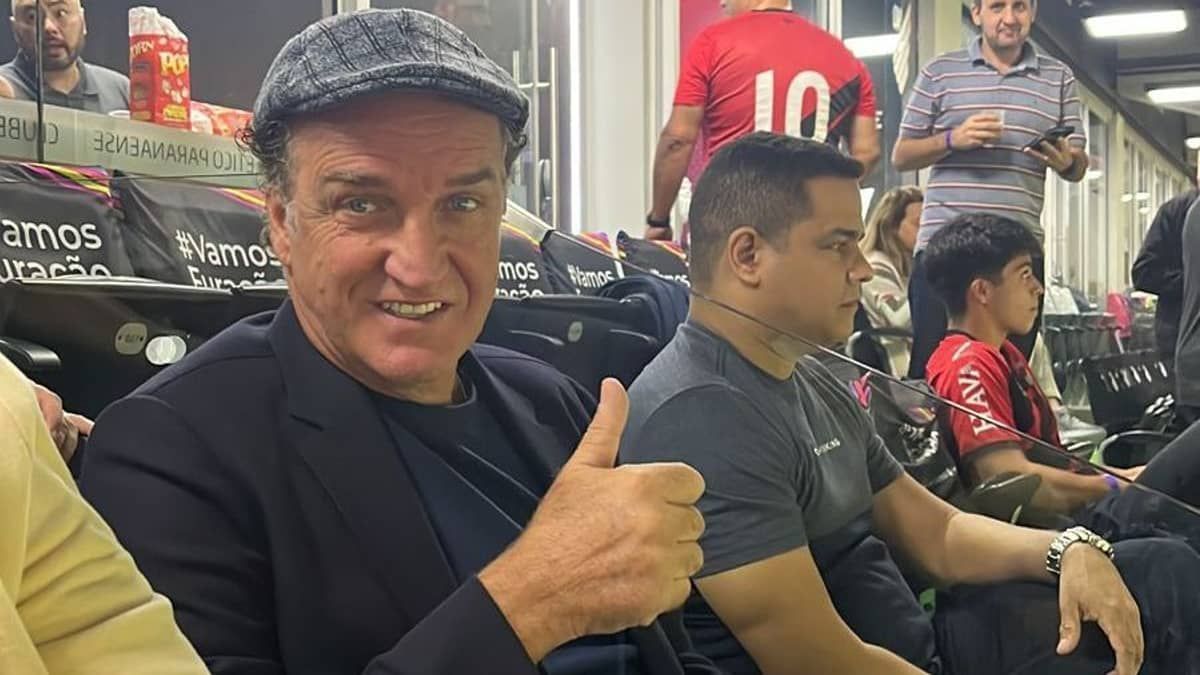 Um olho no Galo e outro no Furacão: Cuca foi ‘presença VIP’ na Arena da Baixada