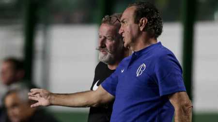 Cuca negou ter pedido demissão no Corinthians
