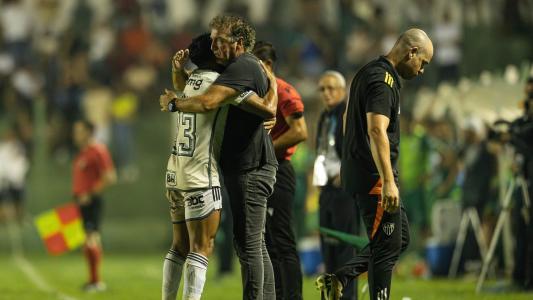 Nesta sexta-feira, o treinador foi informado da denúncia e ficou revoltado durante a entrevista coletiva, realizada na Academia de Futebol. Inicialmente, ele negou que tivesse utilizado o aparelho.
