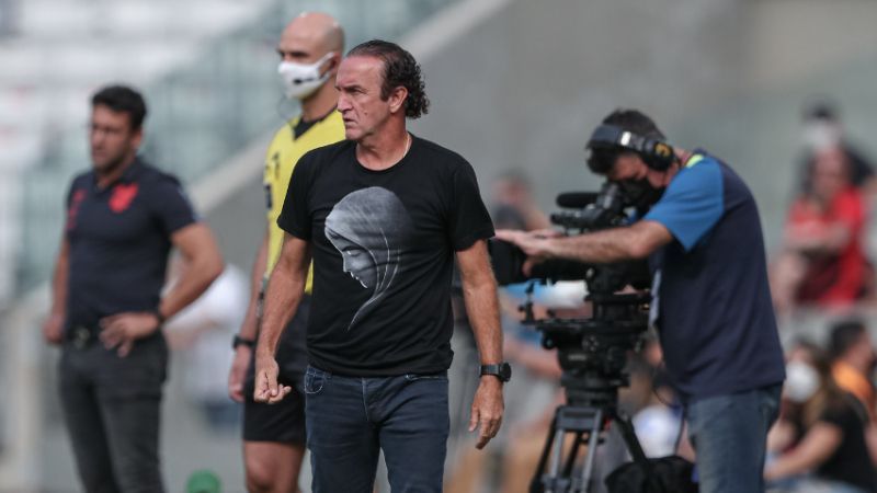 Torcida do Athletico contesta acerto com Cuca e lembra campanha do clube contra violência sexual