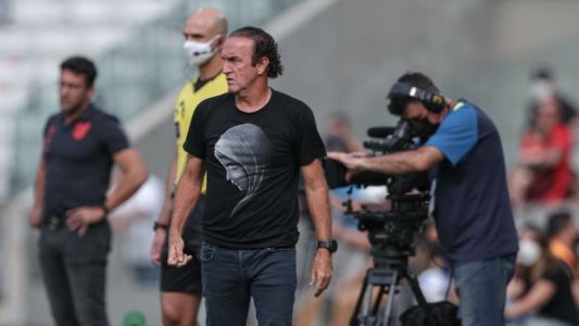 Nesta sexta-feira, o treinador foi informado da denúncia e ficou revoltado durante a entrevista coletiva, realizada na Academia de Futebol. Inicialmente, ele negou que tivesse utilizado o aparelho.