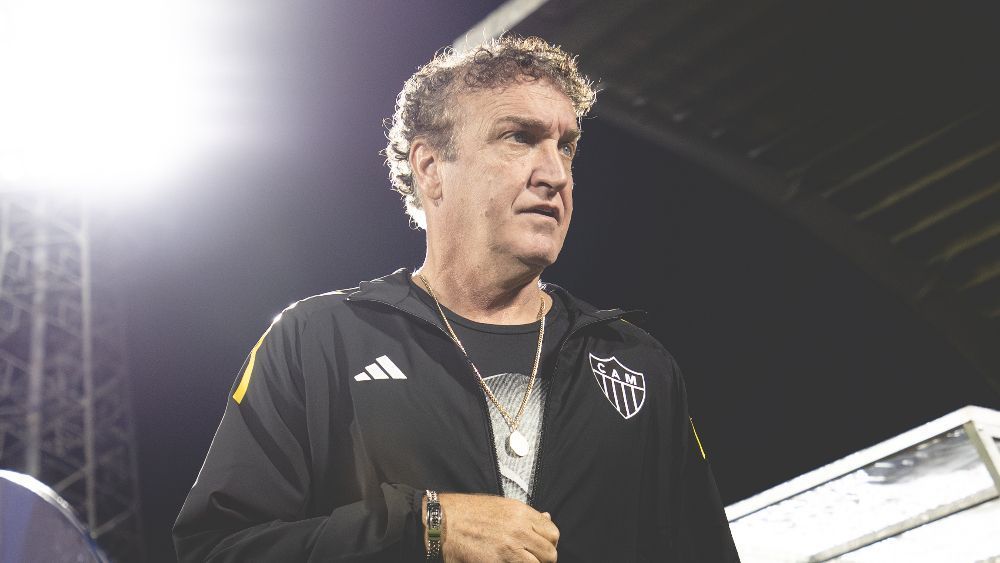 Três zagueiros? Cuca comenta possibilidade de adotar esquema no Atlético