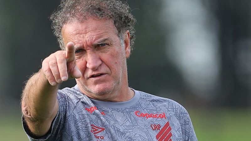 Athletico-PR anuncia saída de técnico Cuca