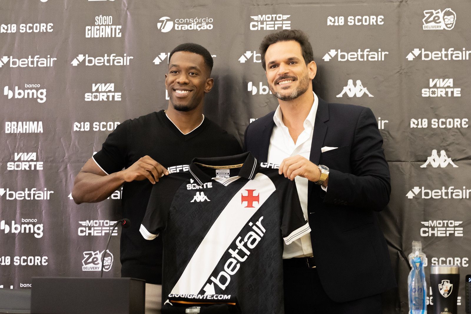 Novo zagueiro do Vasco dispara contra críticas por sua estatura