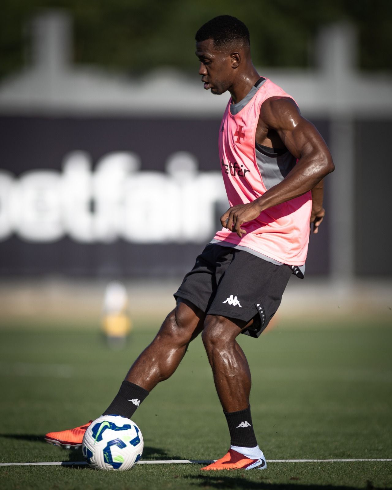 Vai ficar? Entenda como está a renovação de Carlos Cuesta com o Vasco