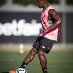Vai ficar? Entenda como está a renovação de Carlos Cuesta com o Vasco