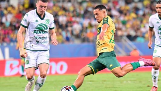 Jogadores de Chapecoense e Cuiabá em partida pela Série B