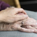 Cuidadora de idosos se apropria de R$ 170 mil de vítima de AVC  e é condenada à prisão